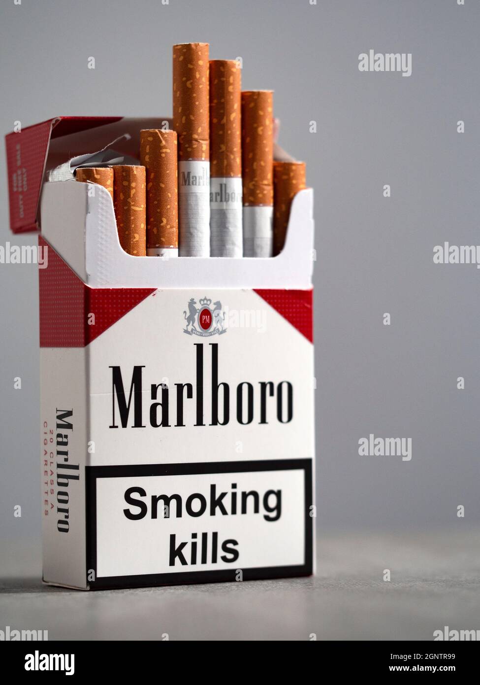 In questa illustrazione della foto, un pacco di sigarette Marlboro, fatto  da Philip Morris visto in mostra. Marlboro è il più grande marchio di  sigarette venduto al mondo. (Foto di Igor Golovniov /