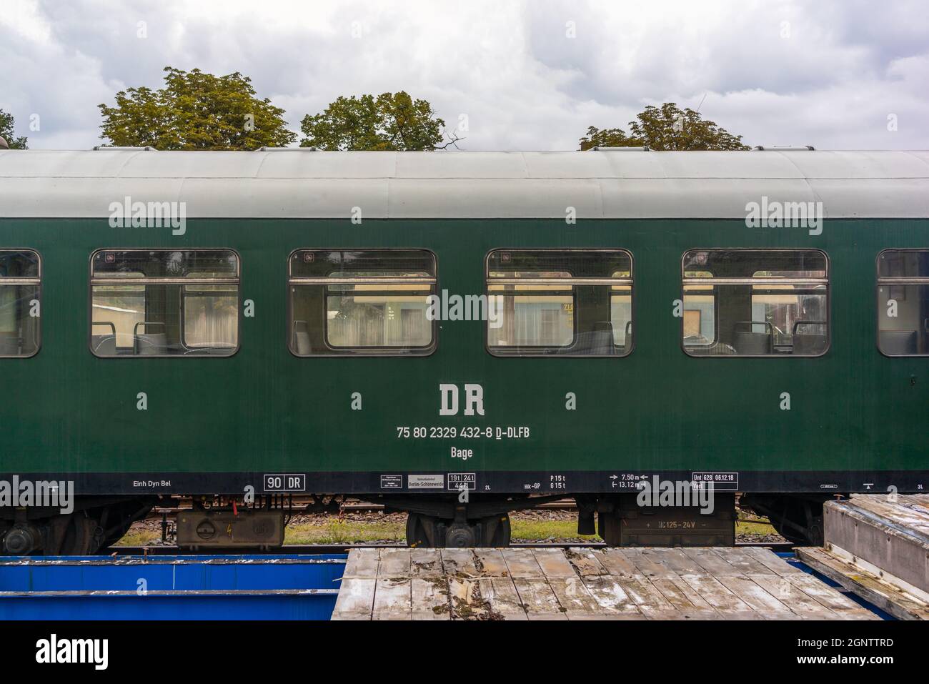 Storica ferrovia d'epoca Deutsche Reichsbahn (DR) cabina ferroviaria tedesca (Wagen 30) costruita nel 1960, Germania, Europa Foto Stock