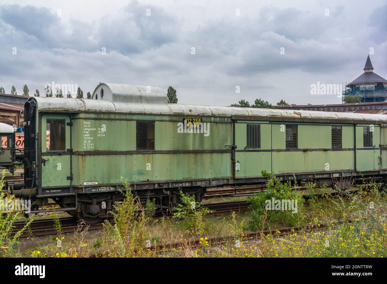 Storica vecchia ferrovia d'epoca Deutsche Reichsbahn (DR), treno tedesco, bagagliaio verde, serie Pw4ü-30 costruita nel 1933, Germania, Europa Foto Stock