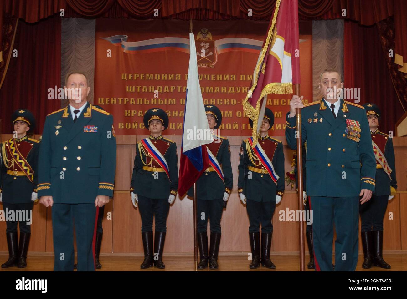 Mosca, Russia. 21 dicembre 2018. Igor Golloyev (R), e Viktor Zolotov sul podio.a Mosca, Generale dell'esercito Viktor Zolotov e anche direttore del Servizio Federale della Guardia Nazionale della Federazione Russa presenta lo standard personale del comandante del Distretto Centrale della Guardia Nazionale della Federazione Russa di un nuovo disegno al Colonnello-Generale Igor Golloyev. (Credit Image: © Mihail Siergiejevicz/SOPA Images via ZUMA Press Wire) Foto Stock