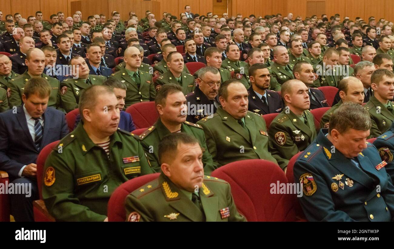 Mosca, Russia. 21 dicembre 2018. Sala completa degli ufficiali della Guardia Russa. A Mosca, Generale dell'esercito Viktor Zolotov e anche direttore del Servizio Federale della Guardia Nazionale della Federazione Russa presenta lo standard personale del comandante del Distretto Centrale della Guardia Nazionale della Federazione Russa di un nuovo disegno al Colonnello-Generale Igor Golloyev. (Credit Image: © Mihail Siergiejevicz/SOPA Images via ZUMA Press Wire) Foto Stock