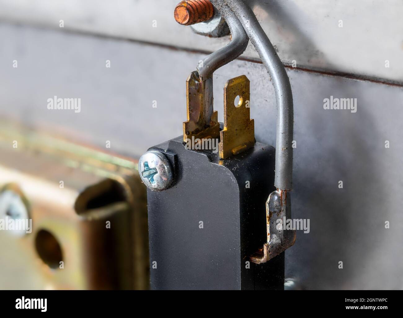 Cavi collegati al dispositivo, primo piano. Fili grigi spessi collegati ai rebbi. Tessitura elettronica o elettrica di fondo. Messa a fuoco selettiva. Foto Stock