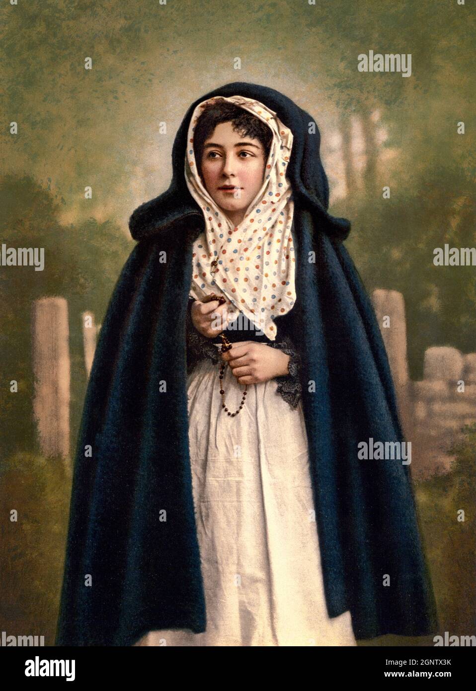 Un ritratto di Photochrom del XIX secolo, quintessenza, di un colleen irlandese che tiene le sue perle rosarie Foto Stock