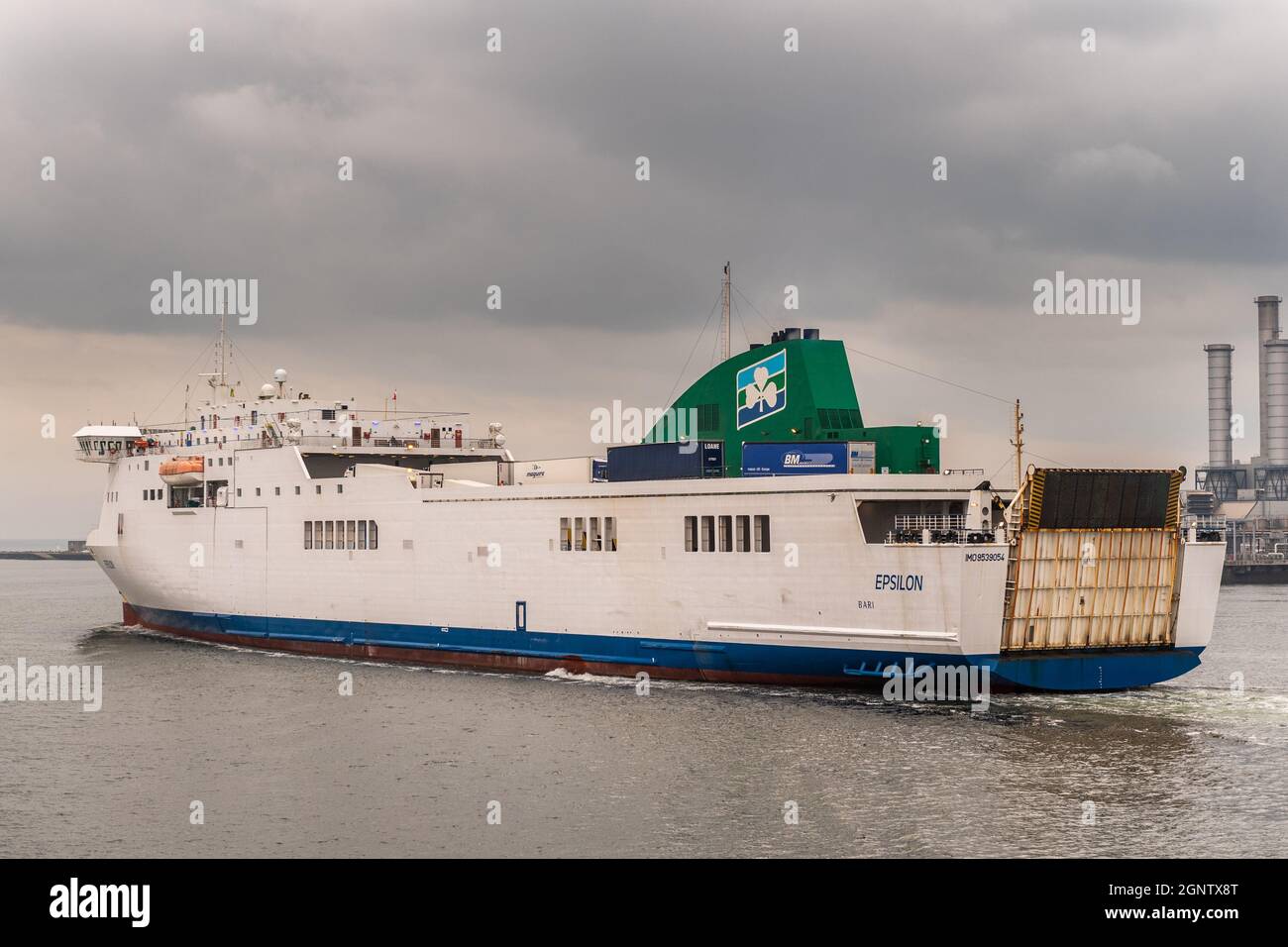La nave Irish Ferries 'Epsilon' parte dal porto di Dublino, Dublino, Irlanda. Foto Stock