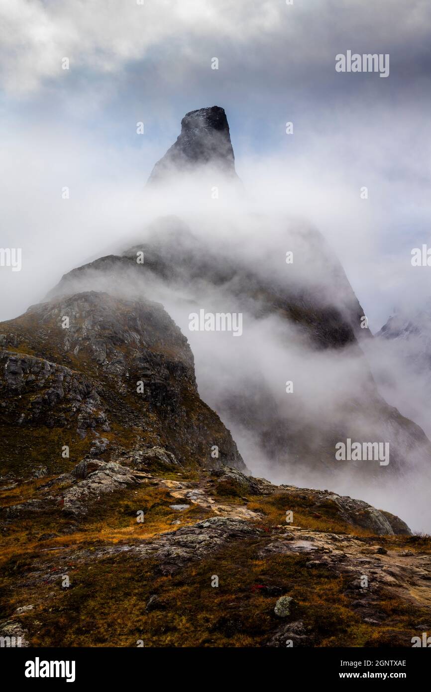 Nebbia d'autunno intorno al monte Romsdalshorn, 1550 m, a Romsdalen, Rauma kommune, Møre og Romsdal, Norvegia, Scandinavia. Foto Stock