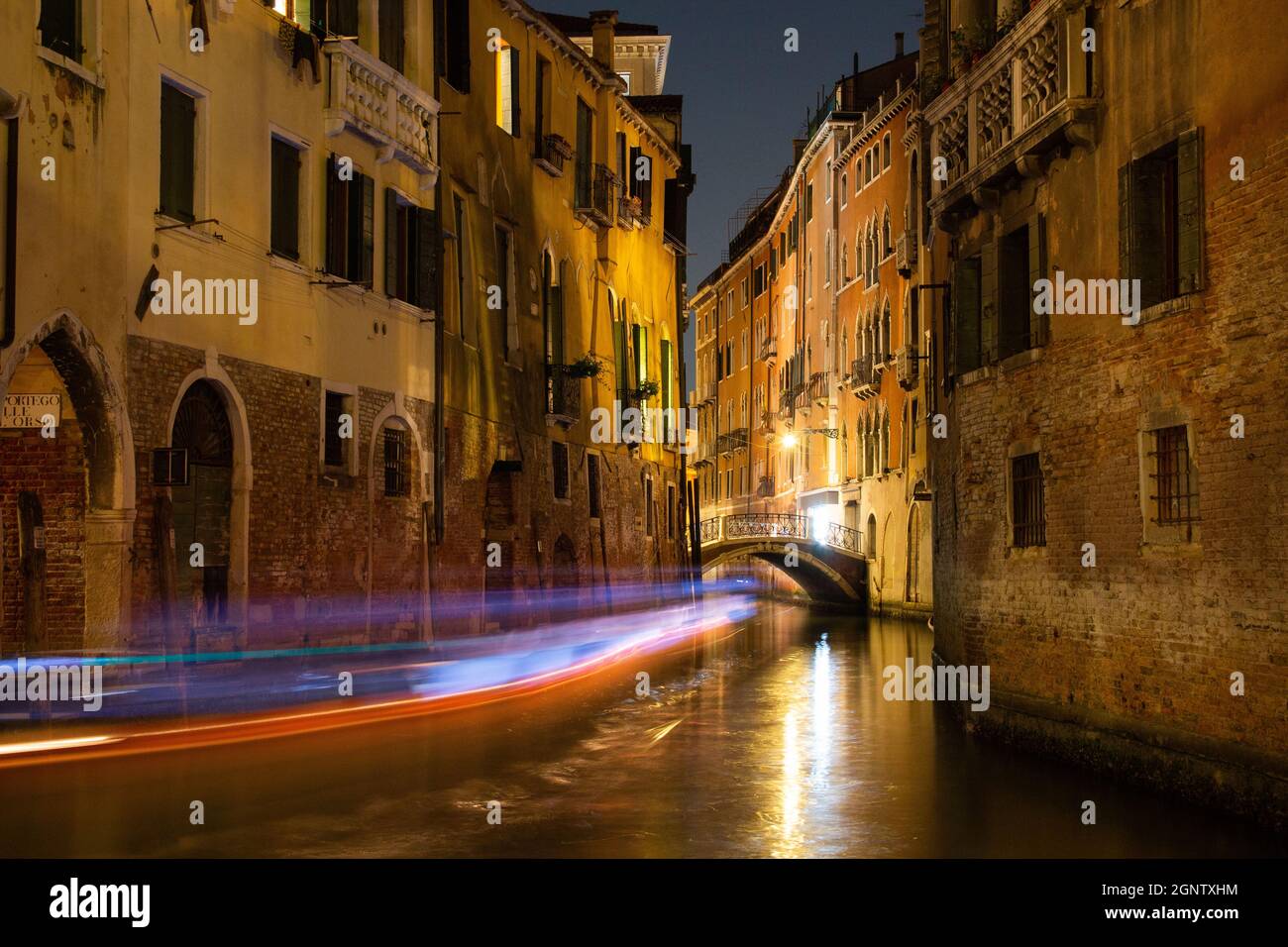 Giro notturno in gondola di Venezia Foto Stock