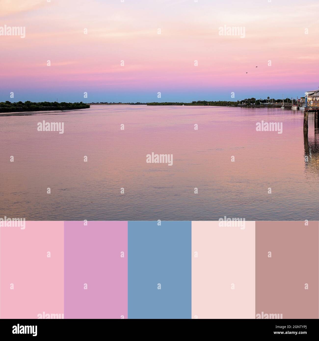 Bella luce rosa sull'acqua prima che l'oscurità scenda sulle barche del  fiume e cena nel ristorante sul lungomare, con un tema di colore estratto  Foto stock - Alamy