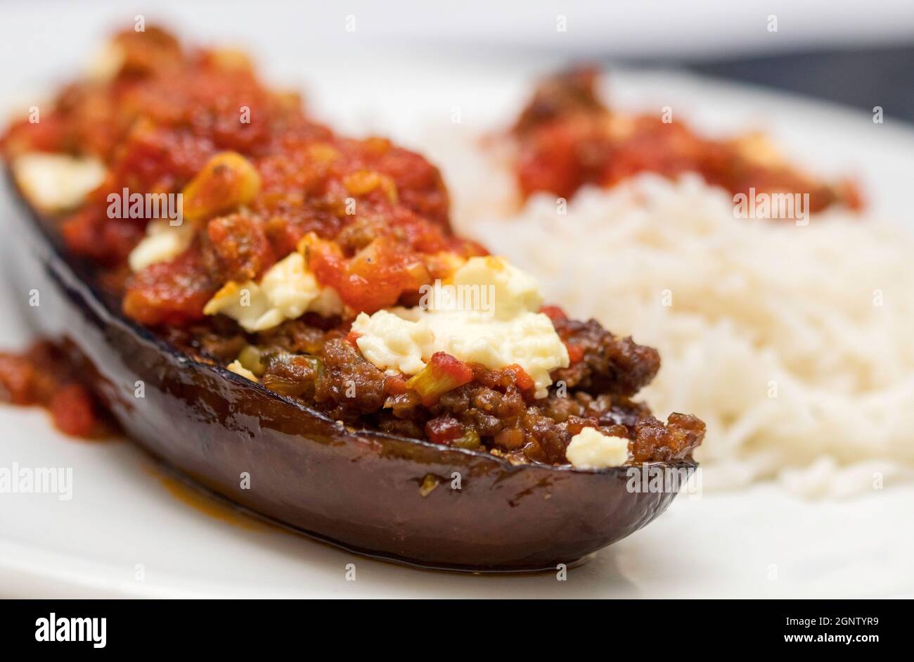 melanzane farcite con pomodori e riso Foto Stock