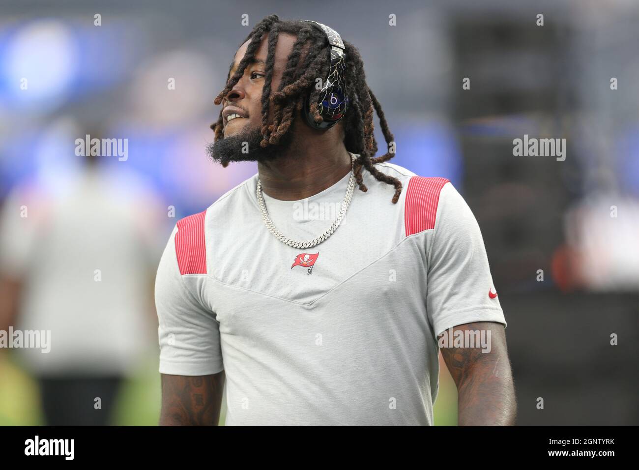 Domenica 26 settembre 2021; Englewood, CA USA; il running back dei Tampa Bay Buccaneers Ronald Jones (27) durante i riscaldamenti pre-partita prima di una gara della NFL Foto Stock