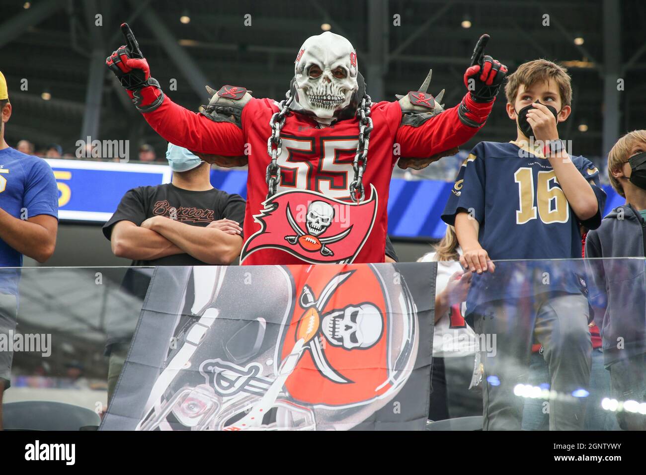 Domenica 26 settembre 2021; Englewood, CA USA; un tifoso dei Tampa Bay Buccaneers tifo per i suoi Bucs durante una gara della NFL contro i Los Angeles Rams al SoFi Stadium. I Rams batterono i Bucs 34-24. (Kim Hukari/immagine dello sport) Foto Stock