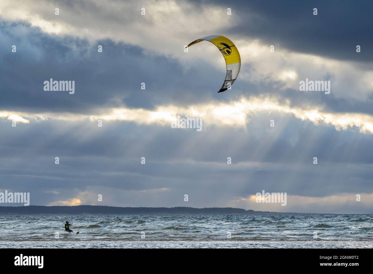 24 settembre 2021. Burghead, Moray, Scozia, Regno Unito. Questo è un Para Surfer in azione a fine settembre pomeriggio a Burghead Bay. Il sole stava sbirciando Foto Stock