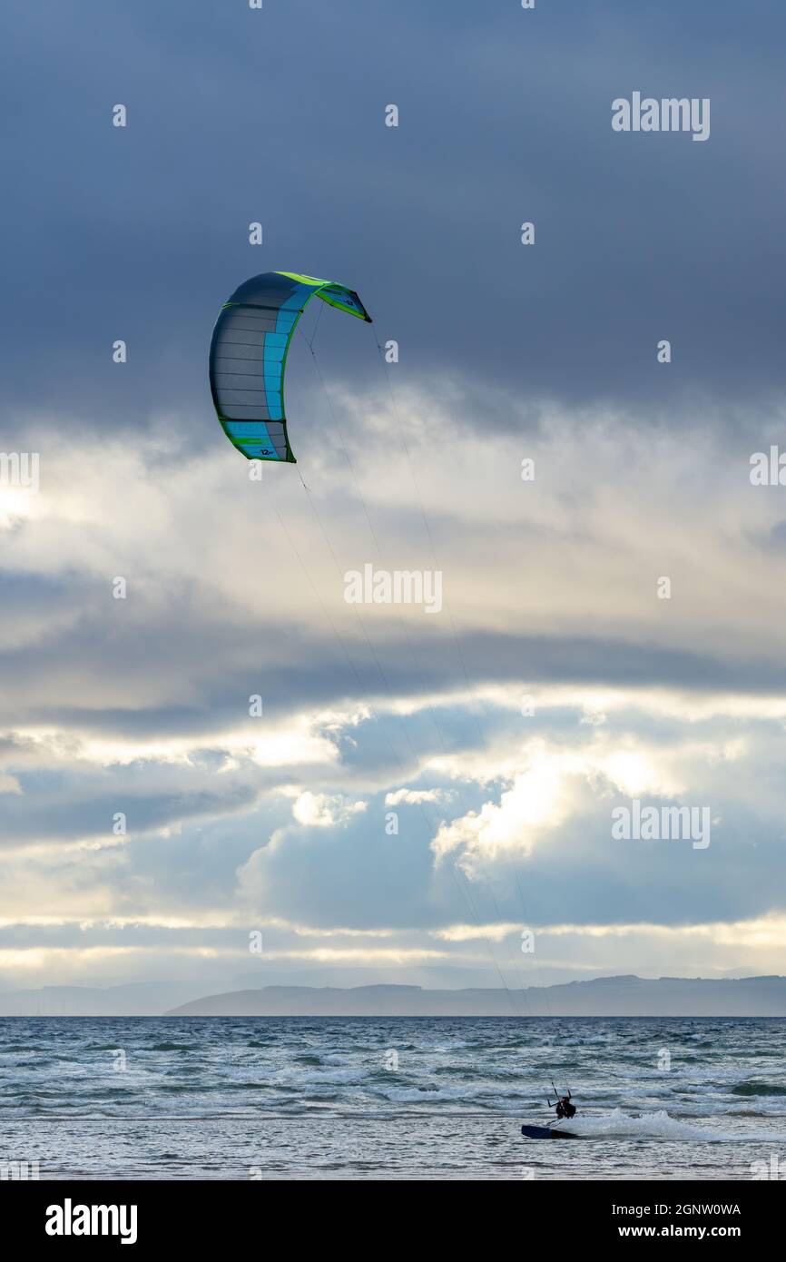 24 settembre 2021. Burghead, Moray, Scozia, Regno Unito. Questo è un Para Surfer in azione a fine settembre pomeriggio a Burghead Bay. Il sole stava sbirciando Foto Stock