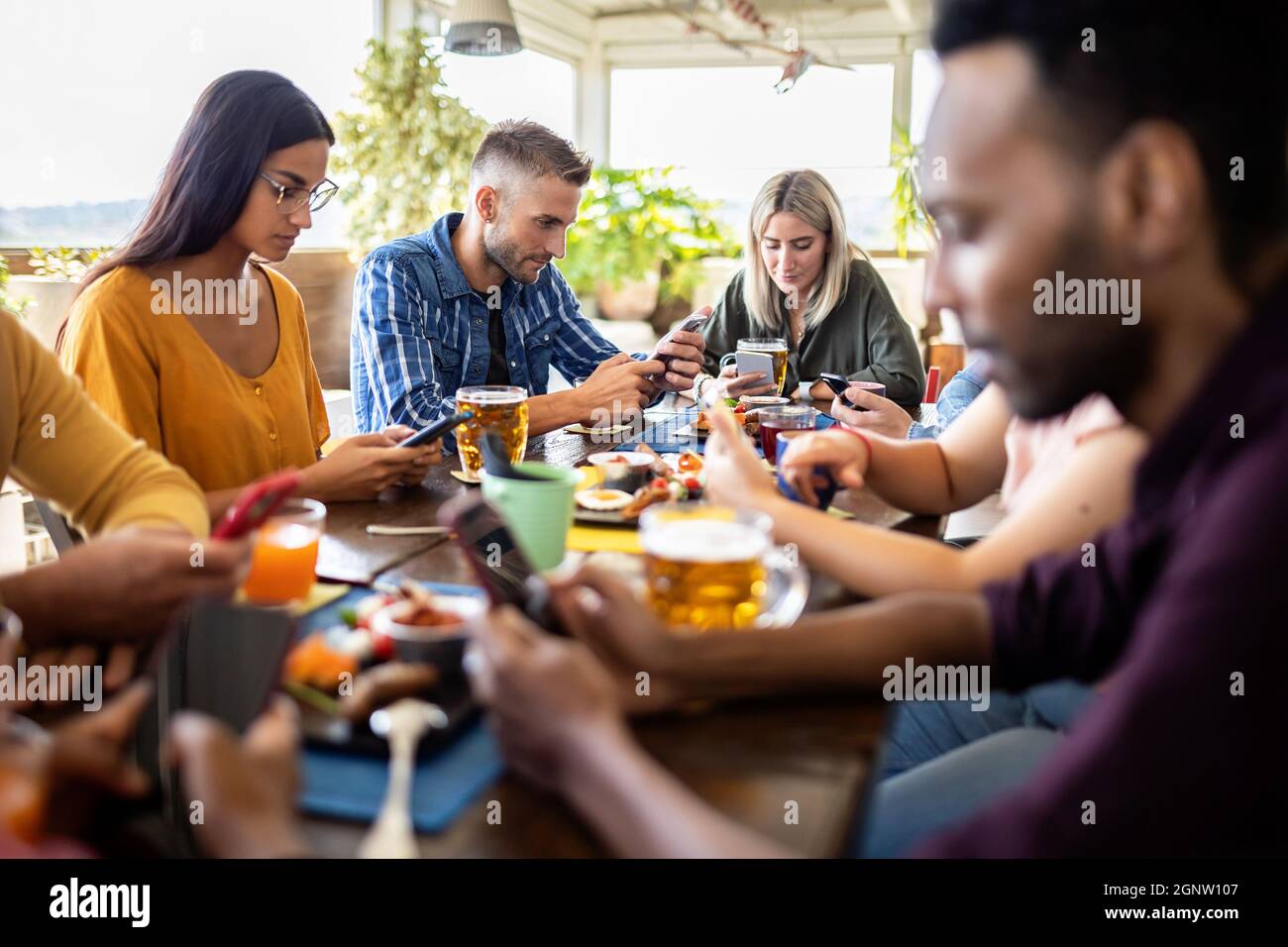 Giovani amici multiculturali che usano il telefono cellulare - Addiction smartphone Concept Foto Stock