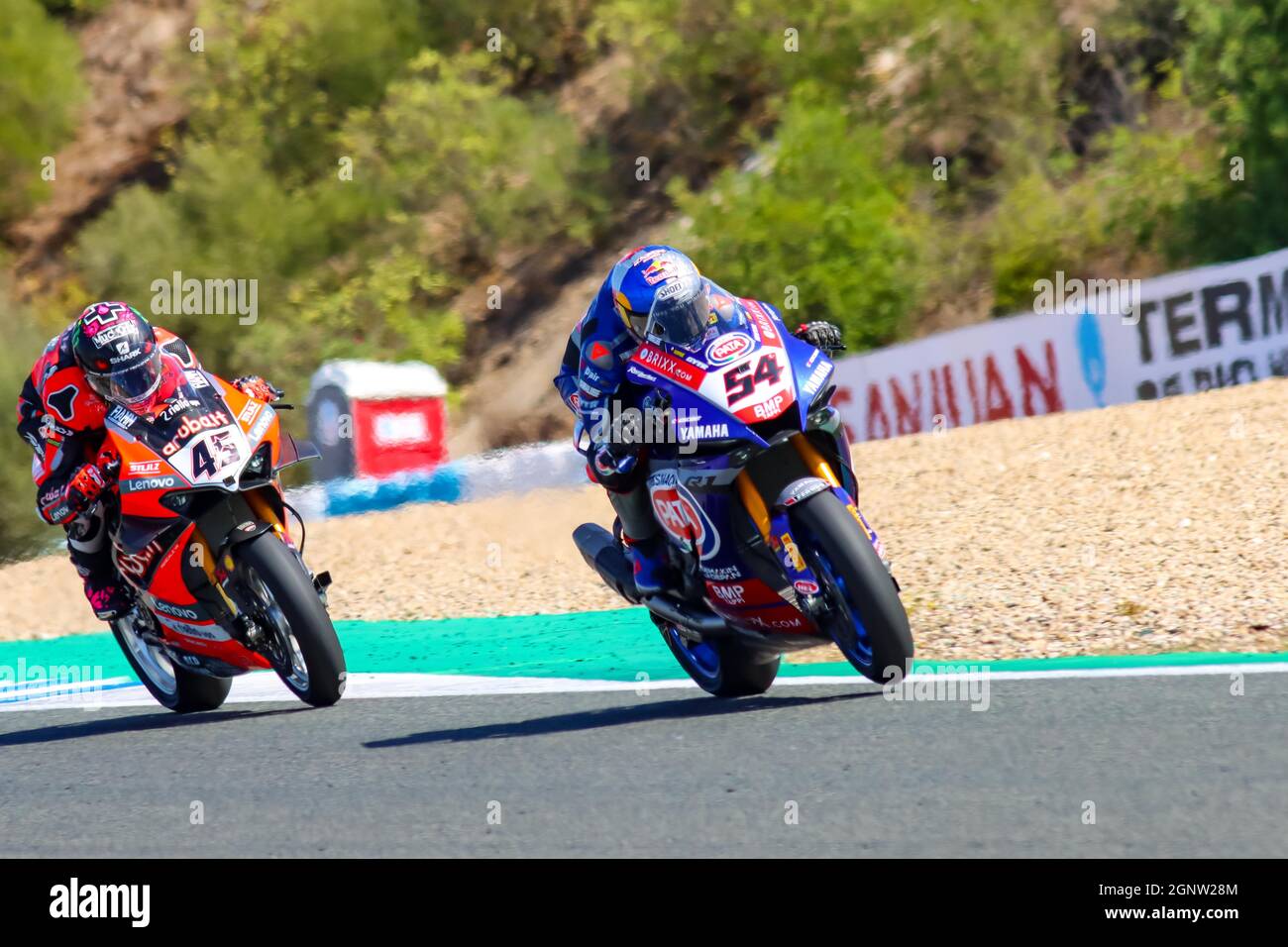 WSBK 2021 Superbike, 2° gara #54 Toprak Razgatlioglu seguire da #45 Scott Redding in gara Foto Stock