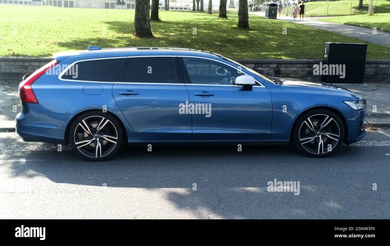 Un 2017 registrato blu Volvo V90 auto parcheggiato a Plymouth, Devon, Inghilterra, Regno Unito. Foto Stock