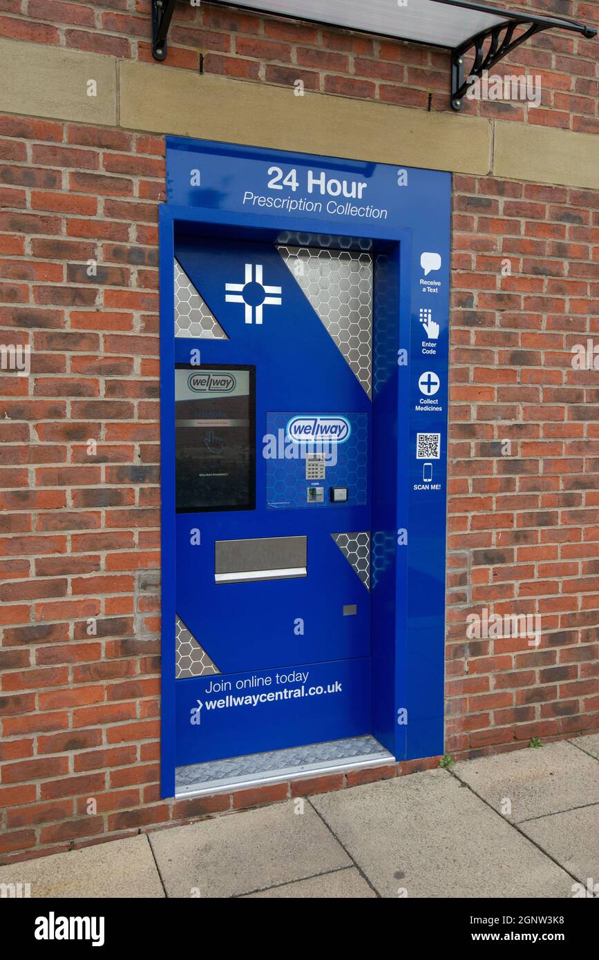 24 ore di prescrizione del foro di raccolta del dispensario nella macchina da parete alla farmacia di Wellway a Morpeth, Northumberland, Inghilterra, Regno Unito Foto Stock