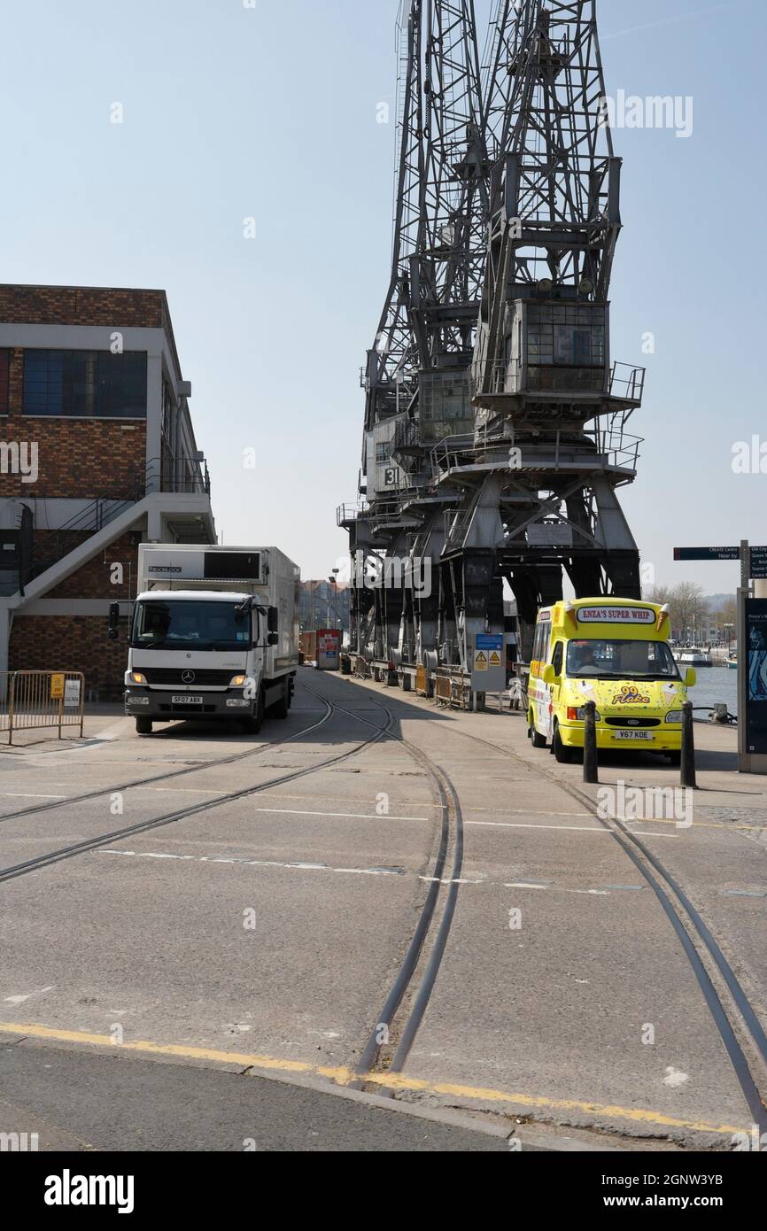 Conserve di gru di sollevamento al porto di Bristol, Inghilterra, Regno Unito Foto Stock