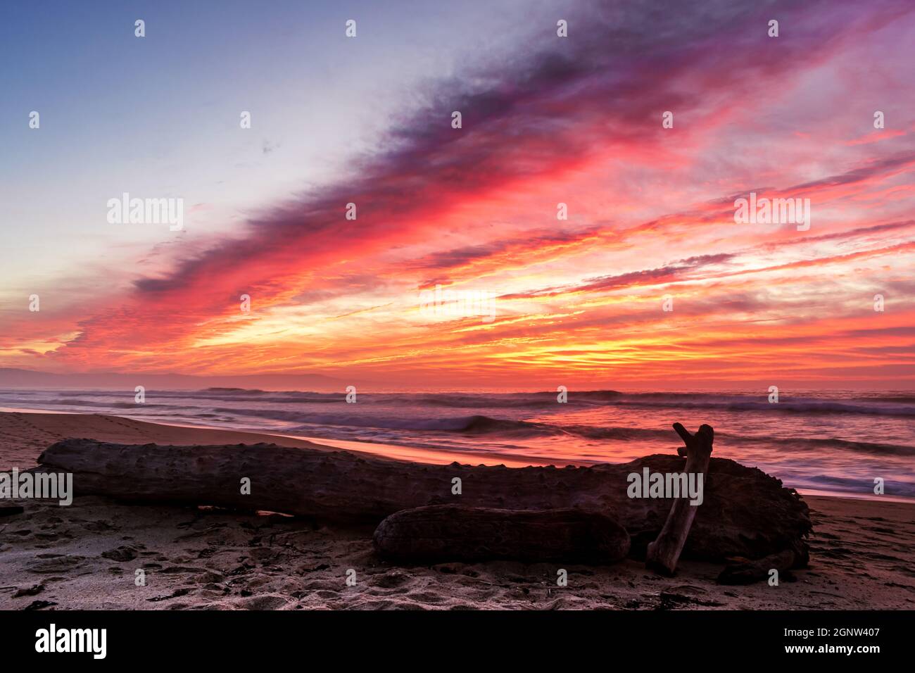 Un tramonto mozzafiato sulla costa californiana Foto Stock