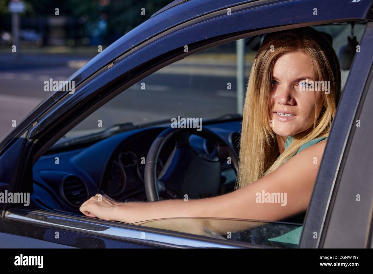 White femmina driver 32 anni è auto guida. Foto Stock