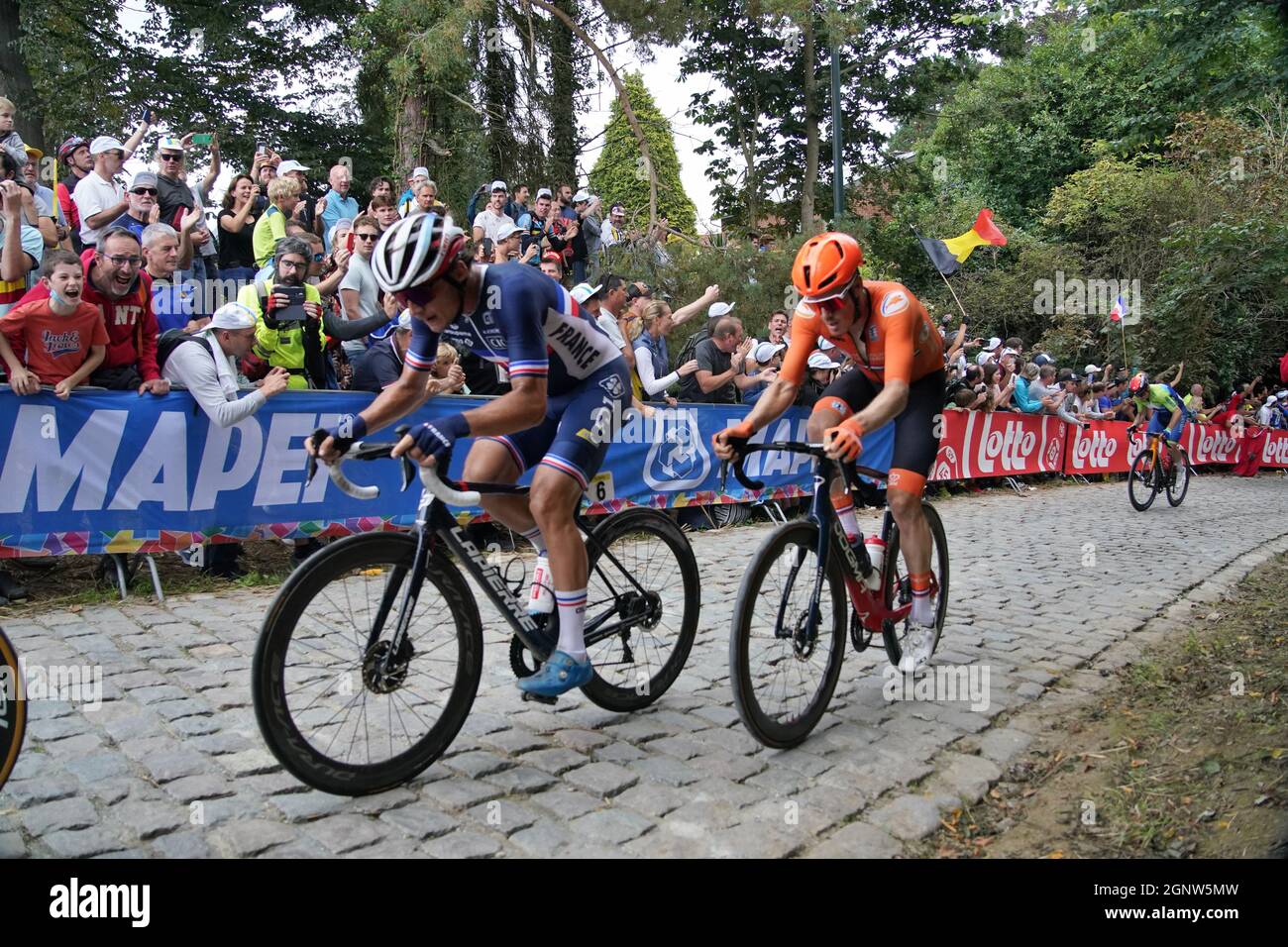 Valentin Madouas (fra) e Dylan van Baarle (NED) nella gara d'élite maschile dei Campionati del mondo UCI Road Cycling Fiandre 2021 domenica 26 settembre 2021 a Leuven in Belgio. Foto di SCS/Soenar Chamid/AFLO (OLANDA FUORI) Foto Stock