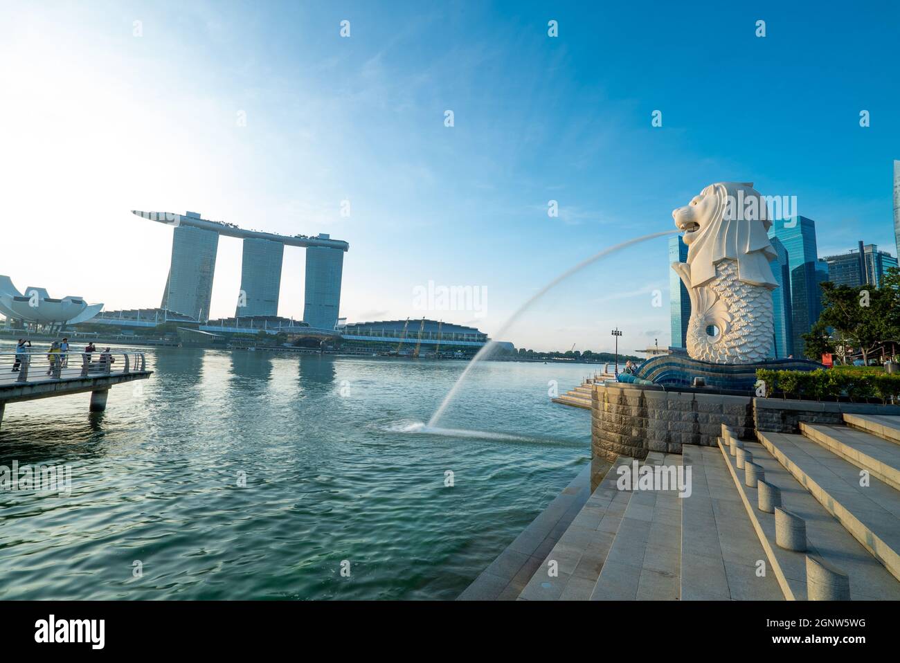 Città di Singapore alla luce del mattino, la statua del Merlion Foto Stock