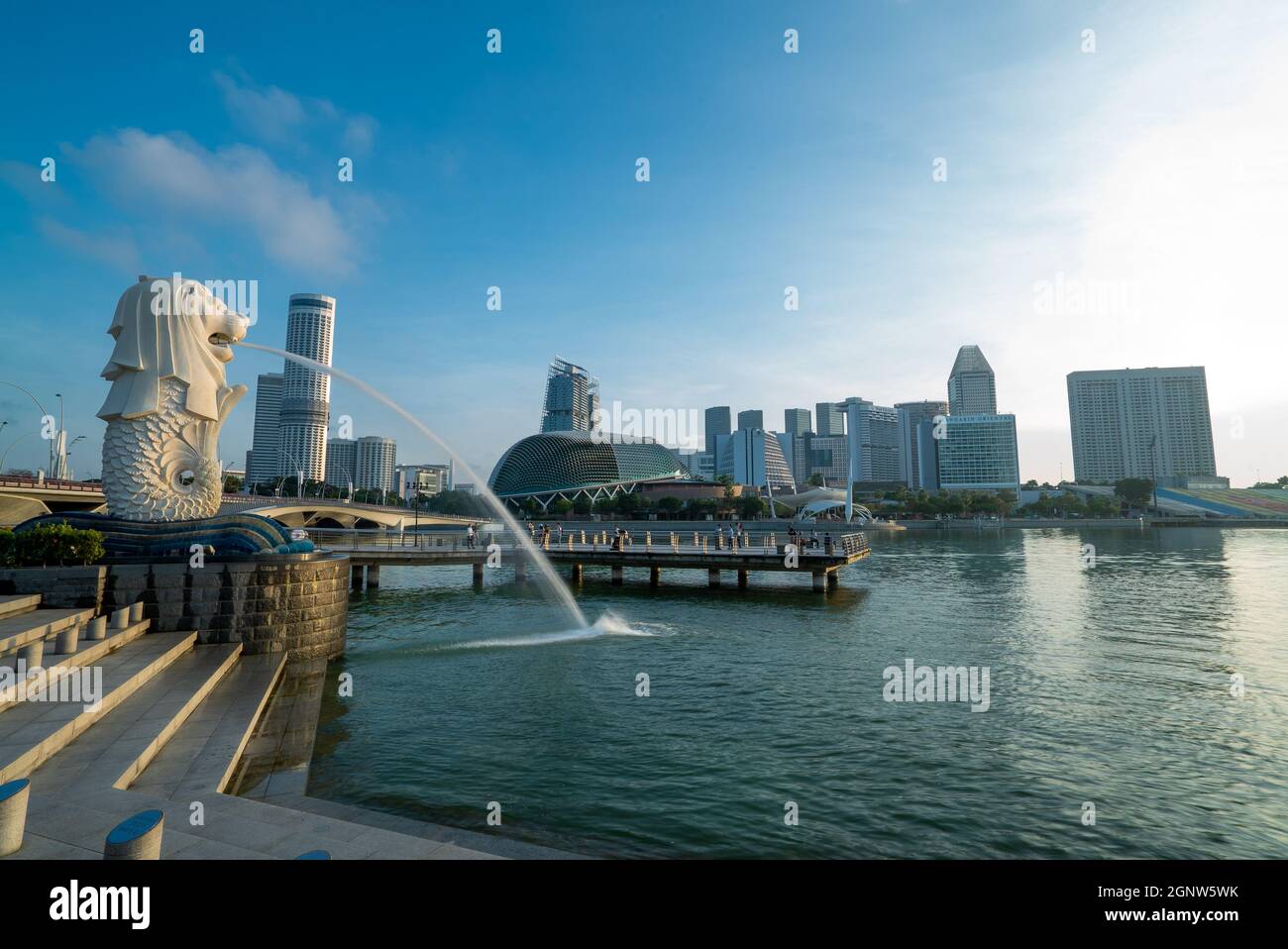Città di Singapore alla luce del mattino, la statua del Merlion Foto Stock