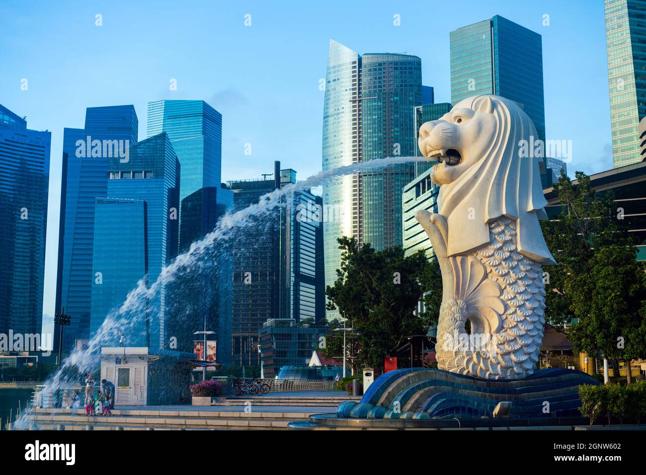 Città di Singapore alla luce del mattino, la statua del Merlion Foto Stock