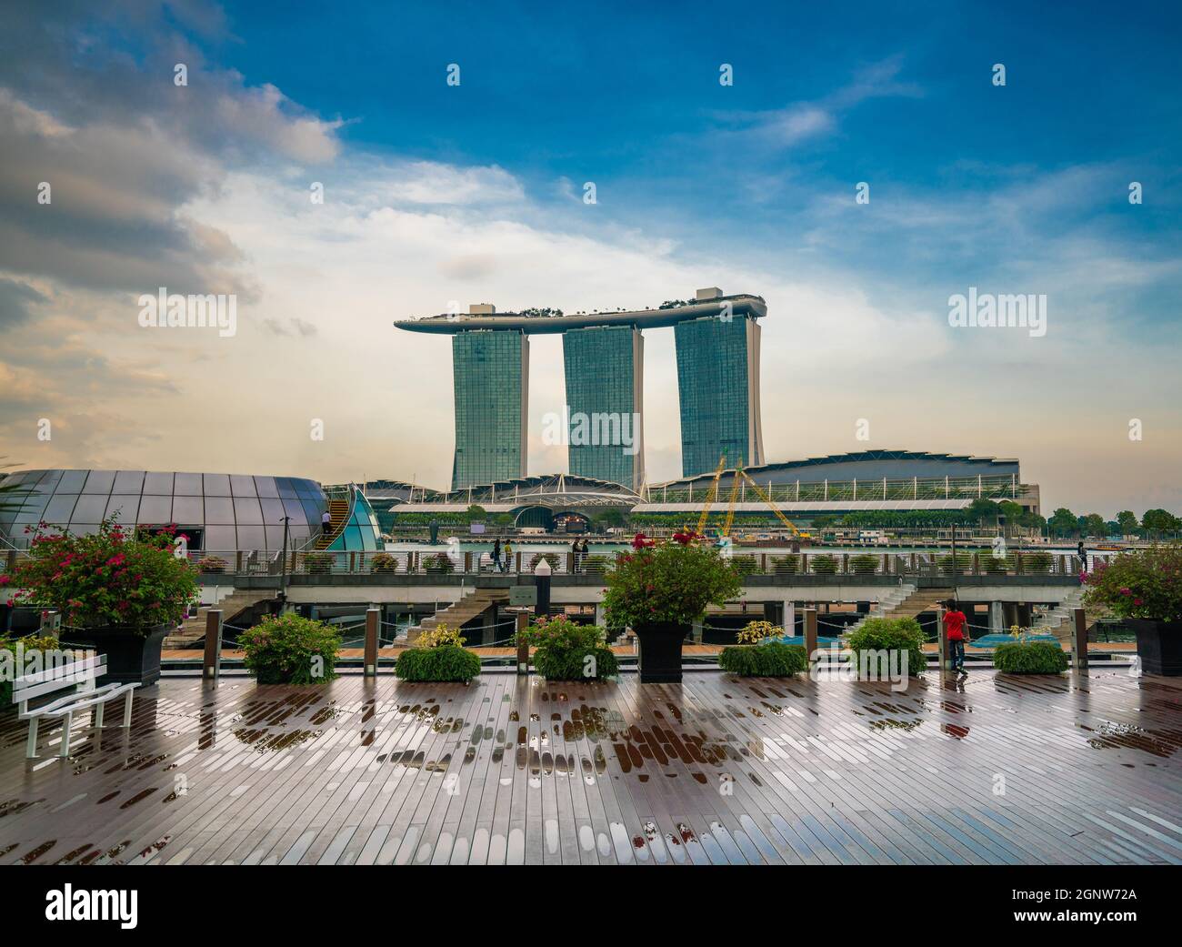 Goditi una passeggiata nella città di Singapore dopo la pioggia Foto Stock