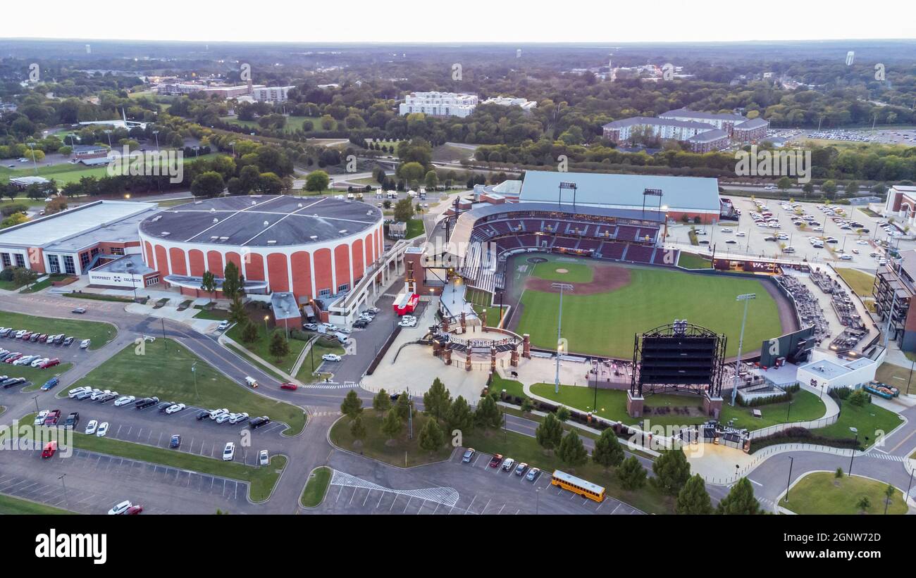 Starkville, Mississippi - 24 settembre 2021: Il Dudy Noble Field e l'Humphrey Coliseum sul Mississippi state University Campus Foto Stock
