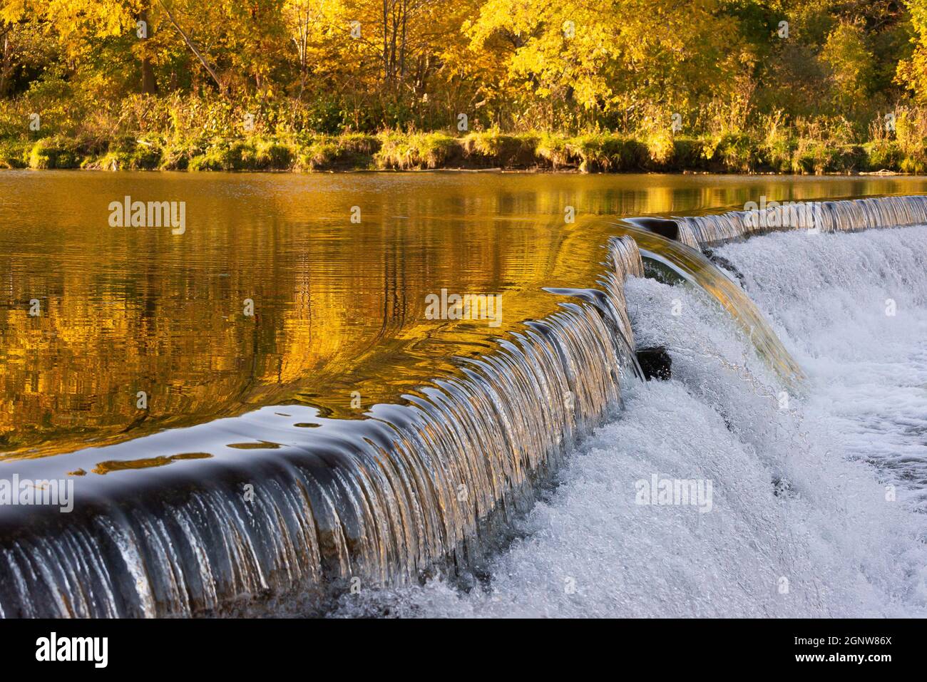 Vecchia diga di Mill a Humber River in autunno, Toronto, Ontario, Canada Foto Stock