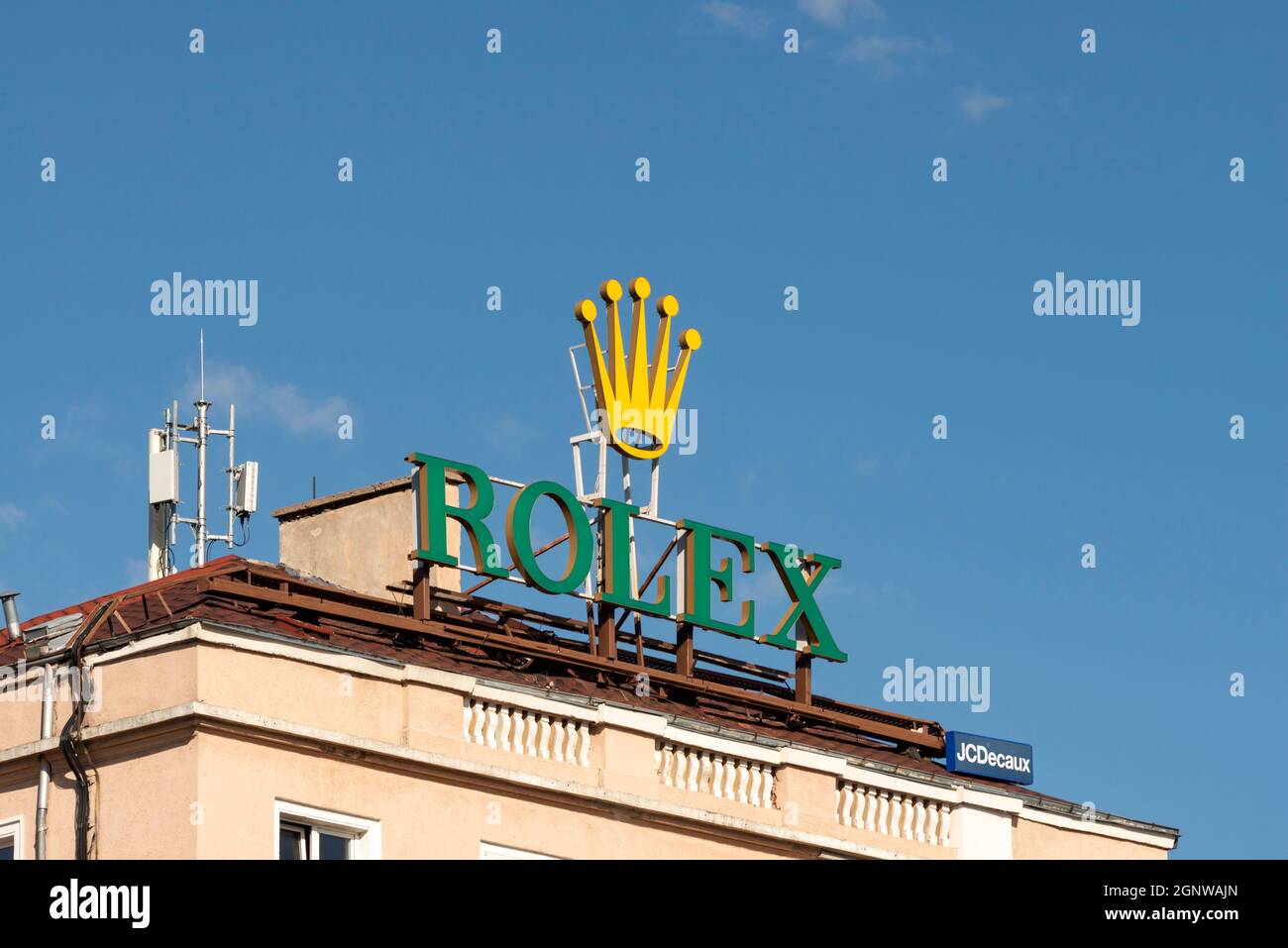 Rolex luci al neon pubblicità su edificio residenziale a Sofia, Bulgaria Foto Stock