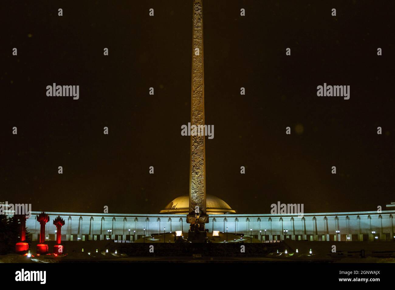 Una visione del Museo della vittoria sulla collina di Poklonnaya di notte.nel Museo Centrale della Grande Guerra Patriottica del 1941-1945 su collina di Poklonnaya, si è svolta la prima proiezione del film 'T-34' del regista Alexei Sidorov. Il film è stato molto apprezzato dal partecipante alla Grande Guerra Patriottica, Vladimir Eroshenko, che ha combattuto come membro dell'equipaggio T-34. "Questo film mi riporta ai giorni in cui abbiamo battuto i fascisti, e guardando voi riuniti in questa sala, capisco che non abbiamo combattuto invano", ha detto il veterano. Foto Stock