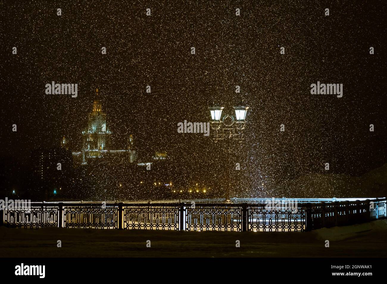 Illuminazione notturna su Poklonnaya Hill.nel Museo Centrale della Grande Guerra Patriottica del 1941-1945 su Poklonnaya Hill, ha avuto luogo la prima proiezione del film 'T-34' del regista Alexei Sidorov. Il film è stato molto apprezzato dal partecipante alla Grande Guerra Patriottica, Vladimir Eroshenko, che ha combattuto come membro dell'equipaggio T-34. "Questo film mi riporta ai giorni in cui abbiamo battuto i fascisti, e guardando voi riuniti in questa sala, capisco che non abbiamo combattuto invano", ha detto il veterano. Foto Stock