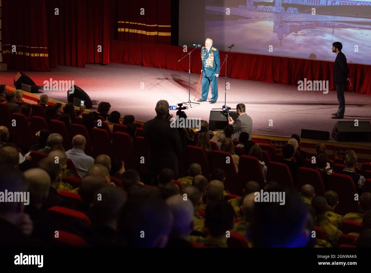 Il pubblico ascolta come Vladimir Eroshenko, veterano della seconda Guerra Mondiale, parla prima della proiezione del film 'T-34'.nel Museo Centrale della Grande Guerra Patriottica del 1941-1945 su Poklonnaya Hill, ha avuto luogo la prima proiezione del film 'T-34' del regista Alexei Sidorov. Il film è stato molto apprezzato dal partecipante alla Grande Guerra Patriottica, Vladimir Eroshenko, che ha combattuto come membro dell'equipaggio T-34. "Questo film mi riporta ai giorni in cui abbiamo battuto i fascisti, e guardando voi riuniti in questa sala, capisco che non abbiamo combattuto invano", ha detto il veterano. Foto Stock