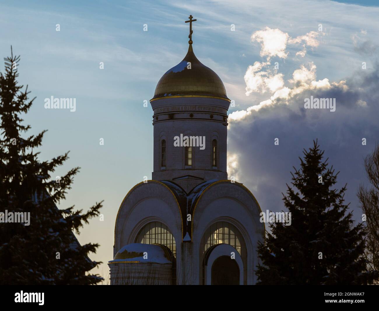 Cappella Ortodossa sulla collina di Poklonnaya. Nel Museo Centrale della Grande Guerra Patriottica del 1941-1945 sulla collina di Poklonnaya, si è svolta la prima proiezione del film 'T-34' del regista Alexei Sidorov. Il film è stato molto apprezzato dal partecipante alla Grande Guerra Patriottica, Vladimir Eroshenko, che ha combattuto come membro dell'equipaggio T-34. "Questo film mi riporta ai giorni in cui abbiamo battuto i fascisti, e guardando voi riuniti in questa sala, capisco che non abbiamo combattuto invano", ha detto il veterano. Foto Stock