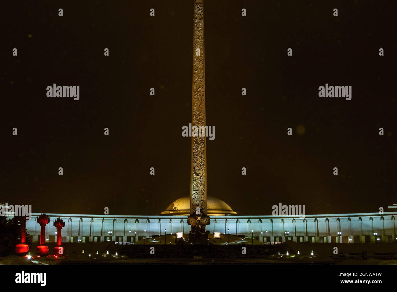 Una visione del Museo della vittoria sulla collina di Poklonnaya di notte.nel Museo Centrale della Grande Guerra Patriottica del 1941-1945 su collina di Poklonnaya, si è svolta la prima proiezione del film 'T-34' del regista Alexei Sidorov. Il film è stato molto apprezzato dal partecipante alla Grande Guerra Patriottica, Vladimir Eroshenko, che ha combattuto come membro dell'equipaggio T-34. "Questo film mi riporta ai giorni in cui abbiamo battuto i fascisti, e guardando voi riuniti in questa sala, capisco che non abbiamo combattuto invano", ha detto il veterano. (Foto di Mihail Siergiejevicz/SOPA Imag/Sipa USA) Foto Stock