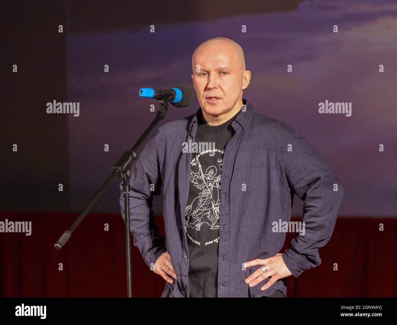 Mosca, Russia. 23 gennaio 2019. Il regista del film ''T-34'' Alexei Sidorov ha tenuto un discorso prima dello screening.nel Museo Centrale della Grande Guerra Patriottica del 1941-1945 su Poklonnaya Hill, Si è svolta la prima proiezione del film ''T-34'' del regista Alexei Sidorov. Il film è stato molto apprezzato dal partecipante alla Grande Guerra Patriottica, Vladimir Eroshenko, che ha combattuto come membro dell'equipaggio T-34. ''questo film mi riporta ai giorni in cui abbiamo battuto i fascisti, e guardando voi riuniti in questa sala, capisco che non abbiamo combattuto invano, '' ha detto il veterano. (Credi Foto Stock