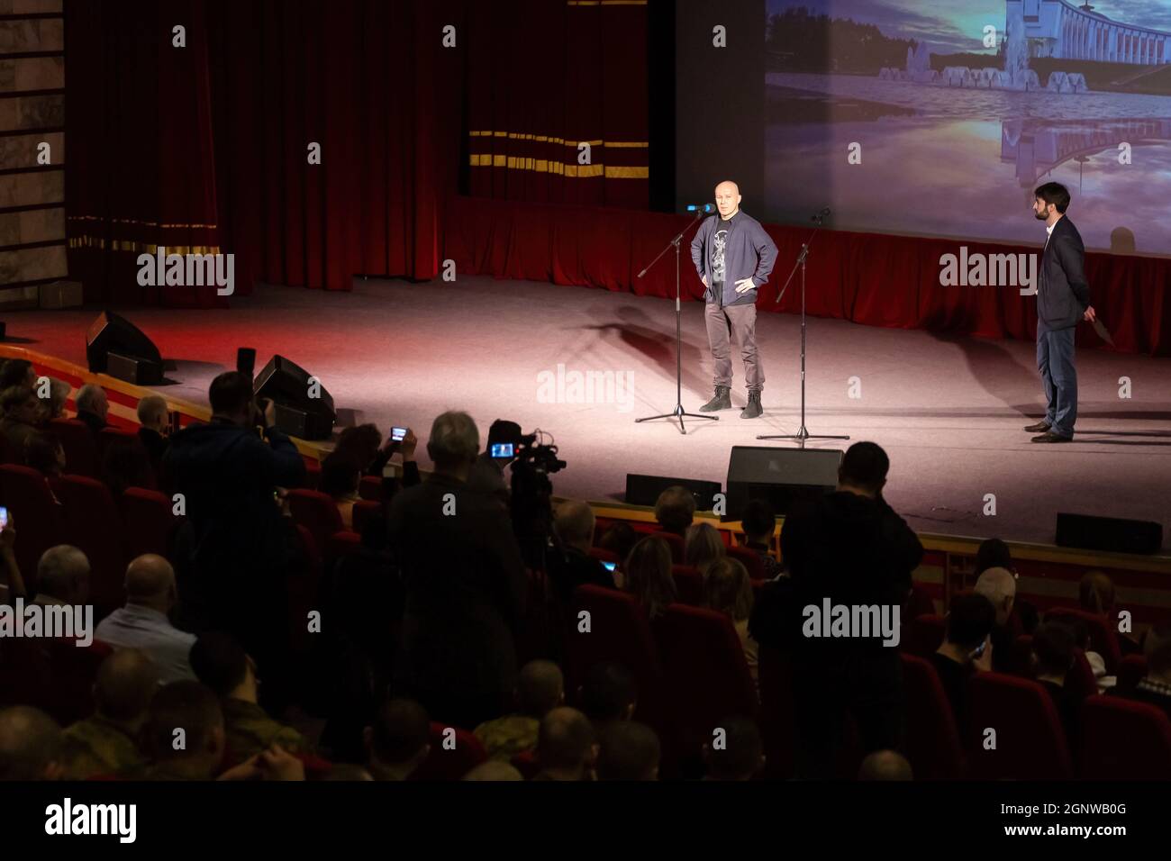 Mosca, Russia. 23 gennaio 2019. Il pubblico ascolta come regista di ''T-34'', Alexei Sidorov parla prima dello screening.nel Museo Centrale della Grande Guerra Patriottica del 1941-1945 su Poklonnaya Hill, Si è svolta la prima proiezione del film ''T-34'' del regista Alexei Sidorov. Il film è stato molto apprezzato dal partecipante alla Grande Guerra Patriottica, Vladimir Eroshenko, che ha combattuto come membro dell'equipaggio T-34. ''questo film mi riporta ai giorni in cui abbiamo battuto i fascisti, e guardando voi riuniti in questa sala, capisco che non abbiamo combattuto invano, '' ha detto il v Foto Stock