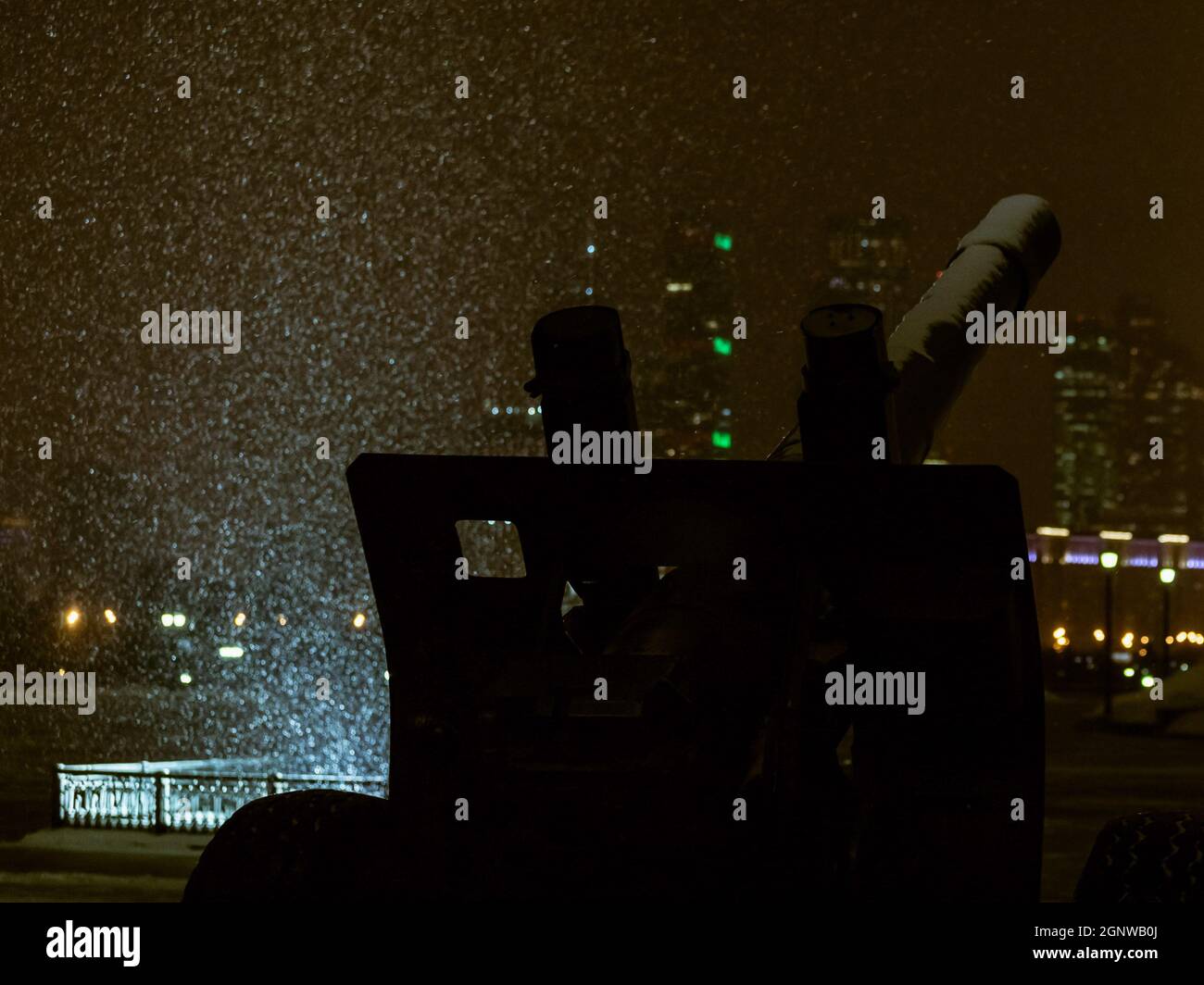 Mosca, Russia. 23 gennaio 2019. Una pistola d'artiglieria su Poklonnaya Hill di notte.nel Museo Centrale della Grande Guerra Patriottica del 1941-1945 su Poklonnaya Hill, ha avuto luogo la prima proiezione del film ''T-34'' del regista Alexei Sidorov.il film è stato molto apprezzato dal partecipante alla Grande Guerra Patriottica, Vladimir Eroshenko, Che ha combattuto come membro dell'equipaggio T-34. ''questo film mi riporta ai giorni in cui abbiamo battuto i fascisti, e guardando voi riuniti in questa sala, capisco che non abbiamo combattuto invano, '' ha detto il veterano. (Credit Image: © Mihail Siergiejevicz/SOPA Foto Stock