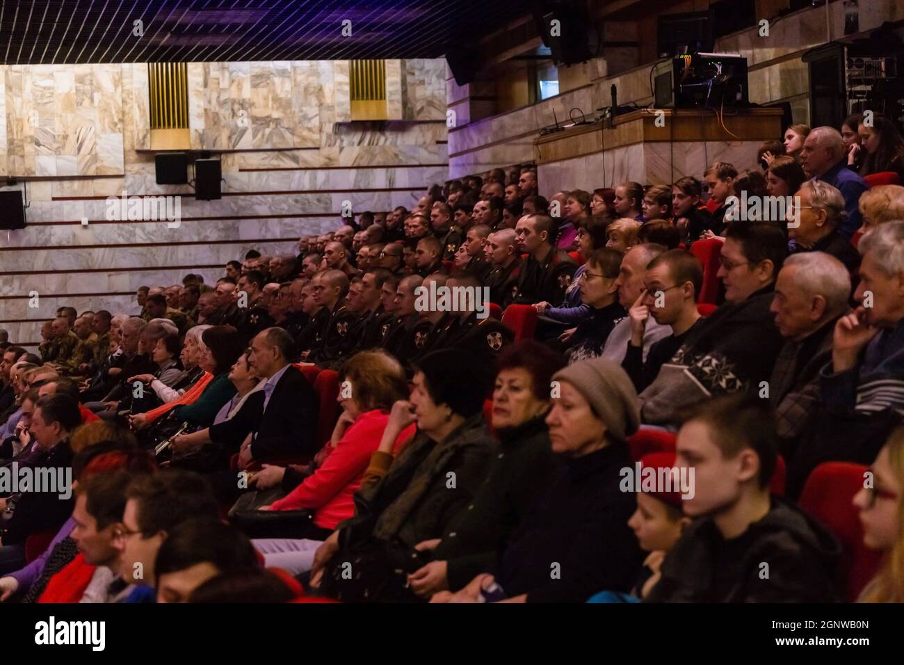 Mosca, Russia. 23 gennaio 2019. La gente si è riunita nel cinema per la proiezione del film ''T-34''. Nel Museo Centrale della Grande Guerra Patriottica del 1941-1945 su Poklonnaya Hill, ha avuto luogo la prima proiezione del film ''T-34'' del regista Alexei Sidorov. Il film è stato molto apprezzato dal partecipante alla Grande Guerra Patriottica, Vladimir Eroshenko, che ha combattuto come membro dell'equipaggio T-34. ''questo film mi riporta ai giorni in cui abbiamo battuto i fascisti, e guardando voi riuniti in questa sala, capisco che non abbiamo combattuto invano, '' ha detto il veterano. (Credit Image: © M Foto Stock