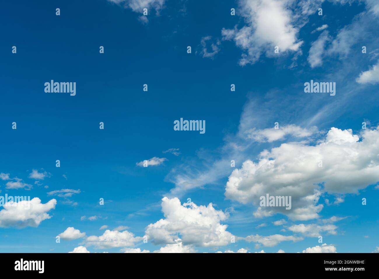 Cielo blu e nuvole bianche. Nuvola soffice sullo sfondo blu del cielo Foto Stock