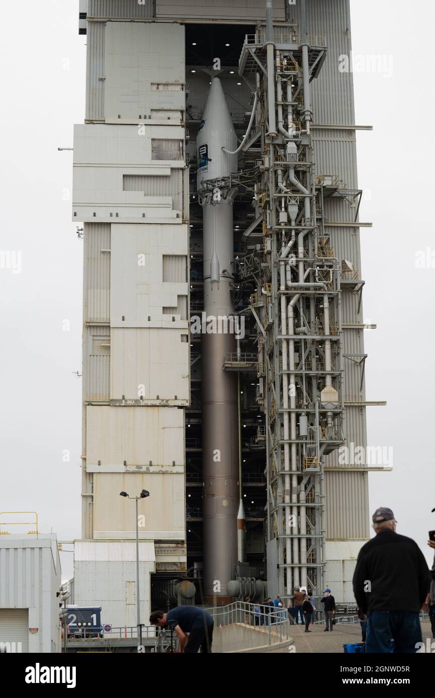 27 settembre 2021; Vandenberg AFB, California, USA; il razzo ULA Atlas V 401 con il Landsat 9 risiede all'interno della Mobile Service Tower, in preparazione al lancio. Credito obbligatorio: Stan Szeto-immagine dello sport Foto Stock