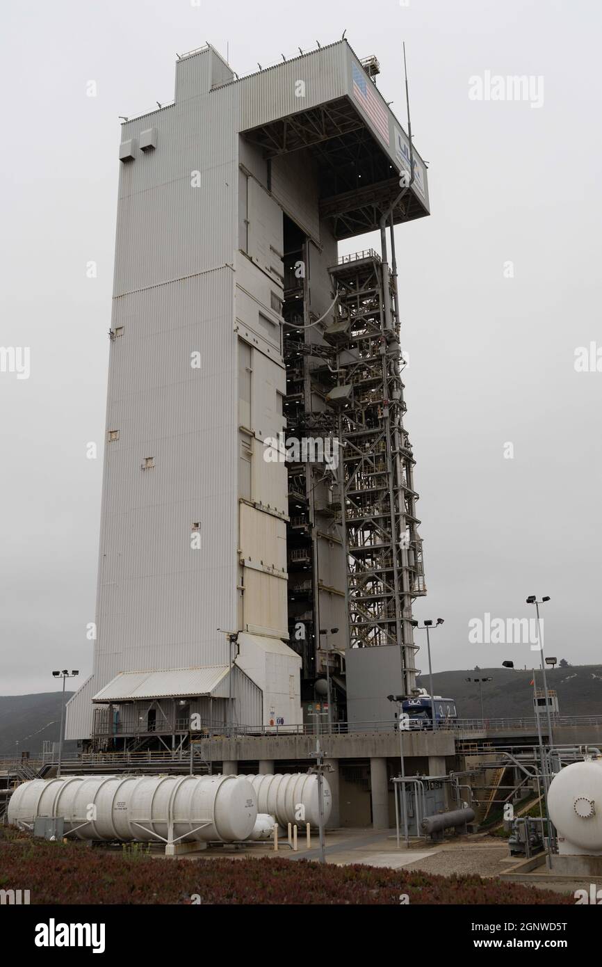 27 settembre 2021; Vandenberg AFB, California, USA; il razzo ULA Atlas V 401 con il Landsat 9 risiede all'interno della Mobile Service Tower, in preparazione al lancio. Credito obbligatorio: Stan Szeto-immagine dello sport Foto Stock