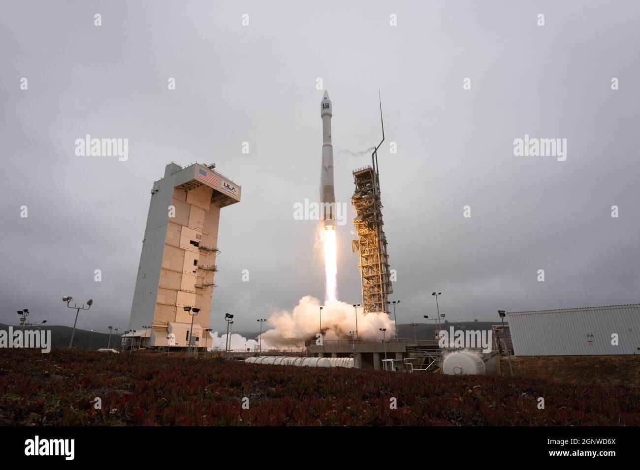 27 settembre 2021; Vandenberg AFB, California, USA; il lancio del razzo ULA Atlas V 401 con la missione Landsat 9 per NASA e USGS. Credito obbligatorio: Stan Szeto-immagine dello sport Foto Stock