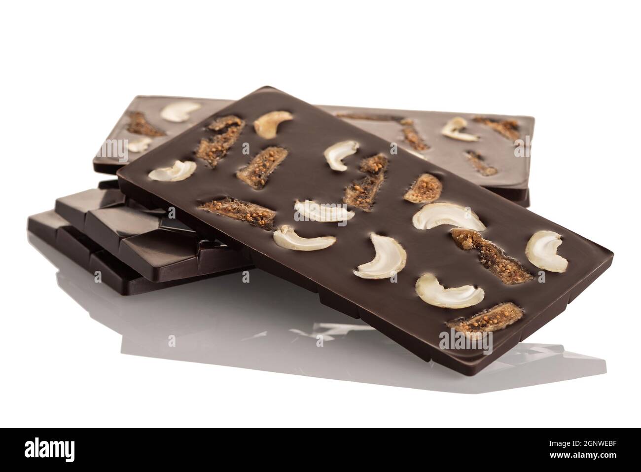 Cioccolato fondente crudo con anacardi e figі secco su sfondo bianco. Isolato Foto Stock