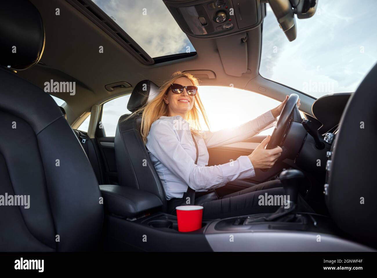Donna alla guida di auto Foto Stock