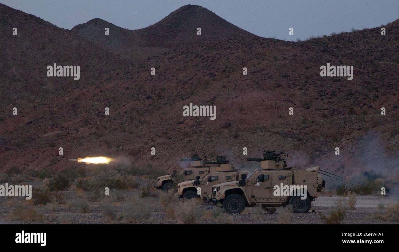 U.S. Marine Corps Joint Light Tactical Vehicles with Combined Anti-Armor Team Platoon, 3rd Battaglione, 2d Marine Regiment, 2d Marine Division, attaccato a 3d Marines, fuoco a Tube-lanciato, otticamente tracciato, Missile guidato da filo durante una sparatoria MISSILISTICA DI TRAINO come parte dell'esercizio di formazione del livello di servizio 1-22 sul Marine Air Ground Combat Center Twentynine Palms, California, 23 settembre 2021. SLTE offre a Marines l'opportunità di costruire relazioni forti e reciprocamente supportate con altre unità per costruire una forza più letale, interoperabile e pronta per il combattimento. (STATI UNITI Foto del corpo marino di Lance CPL. Ryan Ramsa Foto Stock