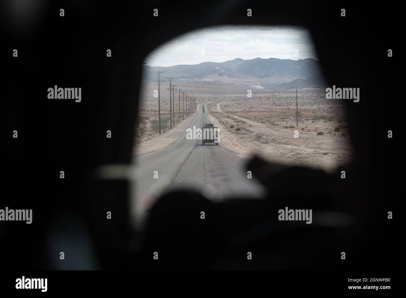 U.S. Marine Corps Joint Light Tactical Vehicles with Combined Anti-Armor Team Platoon, 3rd Battalion, 2d Marine Regiment, 2d Marine Division, attaccato a 3d Marines, guidare al loro lancio di tubi, otticamente tracciato, filo-guidato sparare missili come parte di Service Level Training Esercitazione 1-22 su Marine Air Ground Combat Center Twentynine Palms, California, 23 settembre 2021. SLTE offre a 3d Marines l'opportunità di creare relazioni forti e reciprocamente supportate con altre unità per costruire una forza più letale, interoperabile e pronta per il combattimento. (STATI UNITI Foto del corpo marino di Lance CPL. Ryan Ramsammy) Foto Stock