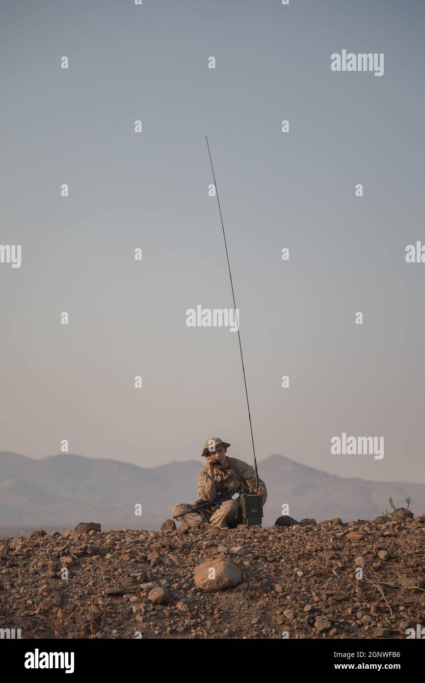 US Marine Corps PFC. Austin Torres, un operatore di sistemi di trasmissione con Combined Anti-Armor Team Platoon, 3rd Battalion, 2d Marine Regiment, 2d Marine Division, collegato a 3d Marines, effettua un controllo radio di guardia stradale come parte dell'esercizio di formazione sul livello di servizio 1-22 sul Marine Air Ground Combat Center Twentynine Palms, California, 24 settembre 2021. SLTE offre a Marines l'opportunità di costruire relazioni forti e reciprocamente supportate con altre unità per costruire una forza più letale, interoperabile e pronta per il combattimento. (STATI UNITI Foto del corpo marino di Lance CPL. Ryan Ramsammy) Foto Stock