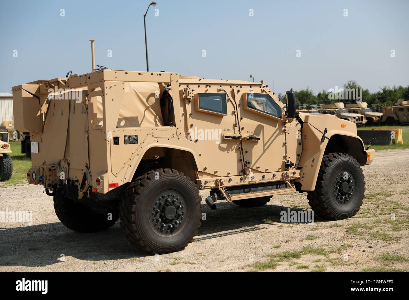 I soldati della Riserva dell'esercito degli Stati Uniti dal comando degli affari civili e delle operazioni psicologiche dell'esercito degli Stati Uniti (Airborne) hanno preso parte all'addestramento di introduzione del veicolo tattico della luce del giunto (JLTV) 25-26 agosto 2021, alla sede centrale USACAPOC(A), Fort Bragg, N.C., come parte del fielding iniziale di JLTV per il comando. Foto Stock